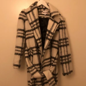 Kappa NA-KD  - Säljer nu min kappa som jag bara använt en gång . Den är som ny och är storlek 34. Jättefin nu till våren. Nypris 1000.