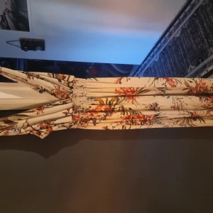 Långklänning - Fin sommarklänning. Stolek xl men passar som L med. 