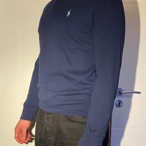 Polo Ralph Lauren marinblå storlek M - Liten och tajt på mig, vanlig passform. Ser ut att finnas nån fläck på bilderna men det är damm etc och går lätt bort med en tvätt. Köptes för ca 1000 Endast upplockning på värmdö