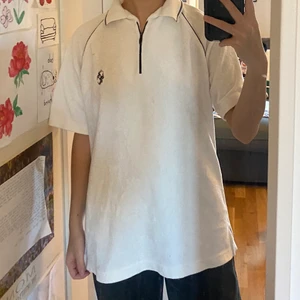 Snygg tshirt - Tshirt med cool krage, i typ? Frotté? Men ändå rätt skön! Frakt inkluderat i priset 