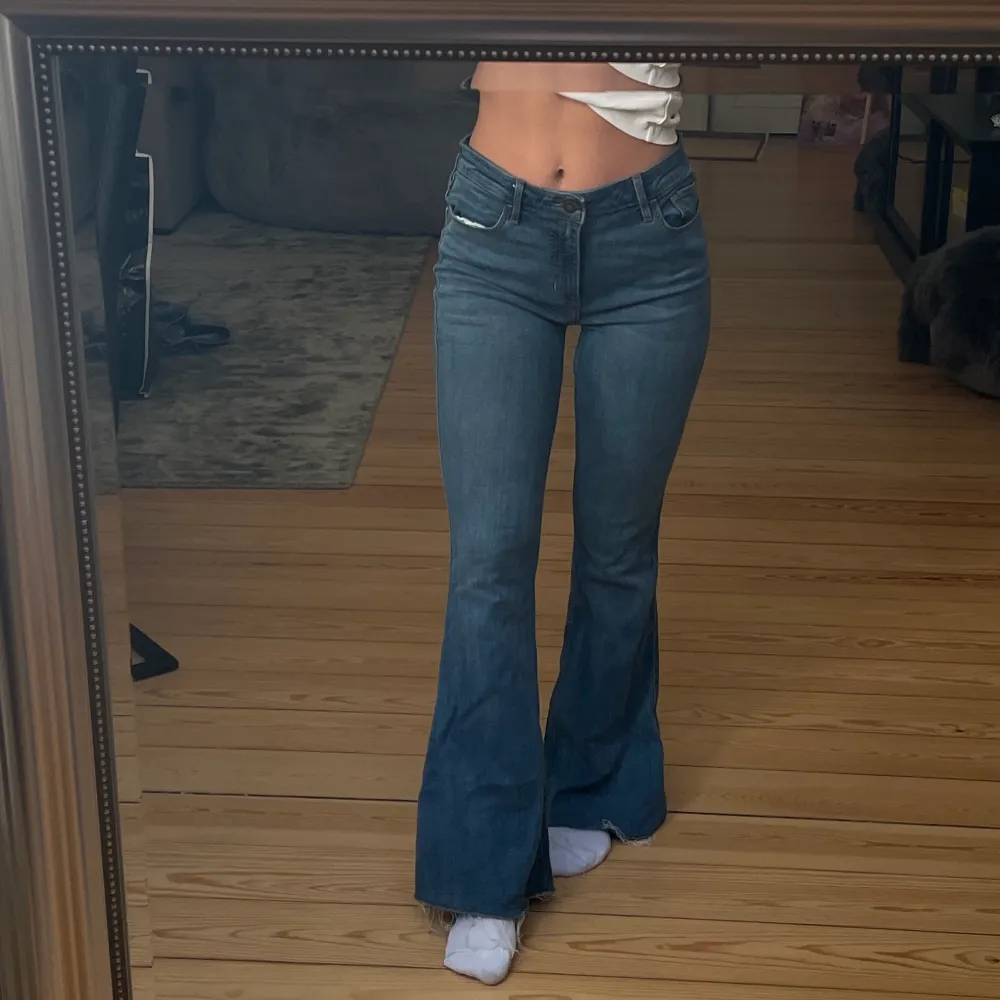 Blåa utsvängda jeans från Hollister, lite stora i midjan så har satt en band bak som ingår. Jag är 1,64 cm. Skriv för exakta mått!. Jeans & Byxor.