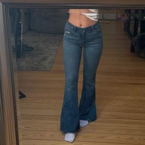 Blåa utsvängda jeans från Hollister, lite stora i midjan så har satt en band bak som ingår. Jag är 1,64 cm. Skriv för exakta mått!