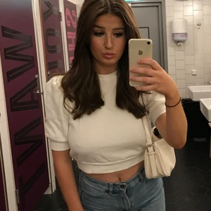 Vit crop top - Vit croptop/t-shirt i college tröja material. Går att både klä upp och ner! 