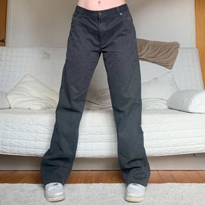 Grå Manchesterbyxor  - Säljer dessa gråa manchester-byxor i storlek W36L34, 96cm midja och 86cm innerbenslängd! Jag på bilderna är 172cm lång och brukar bära storlek 38/W28/S-M💕 (Byxorna är för stora för mig så jag håller uppe dem)❤️