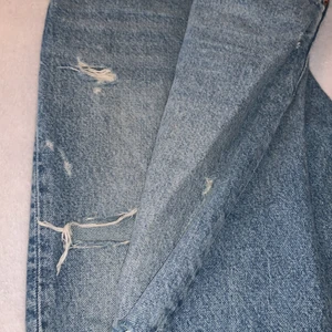 Jeans med hål  - Jättefina jeans med hål från zara perfekta för våren och sommarens värme. Bra kvalite! Frakt tillkommer ❤️