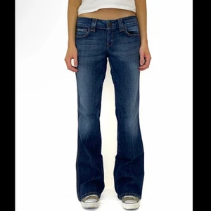 Jeans - Säljer dessa assnygga jeansen som dessvärre var för stora. Innerbensmåttet är 80 cm och modellen är 175 cm lång. Osäker om jag vill sälja så säljer endast vid bra bud. BUD: 410
