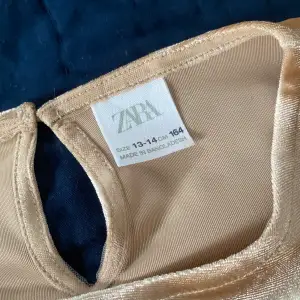 Snygg tröja frön Zara i nyskick! En cool tröja i nyans av guld med dekorativa pärlor på. Inköpspris 120 kr och säljer för 55 kr, exklusive frakt🤩😍