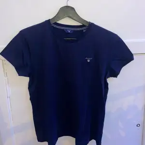 Mörkblå GANT t shirt ja fått i födelsedagspresent. Helt ny, aldrig använd och med lappar kvar. Nypris är 299 och i storlek 158/164❤️