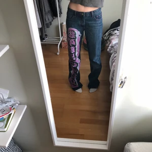 coola byxor från jaded london - jag säljer dessa jeansen eftersom dom ej kommer till användning. dom är väldigt low waisted och har ett coolt tryck som säger ”babygirl” och på fickorna på rumpan är det broderat ett hjärta . Frakten ingår i priset