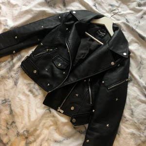 FLAMANT ROSE COLLECTION SKINNJACKA💕 - Köpt på sellpy, stod att de var strl S men står ingen storlek på jackan❤️ Säljer då jag skulle behövt strl M på jackan och vid ett bra pris! Inga knappar vid kragen att sätta fast, aldrig använd av mig men vet inte om den är använd innan❤️ Skriv om de finns några frågor❤️Kolla gärna in min sida för andra plagg💗😃 ‼️OBS buda gärna eller kom med eget pris❤️❤️❤️