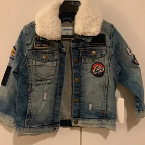 Jeansjacka med pile  - Tunt fodrad jeansjacka med avtagbar krage i pile. Helt nytt kollektionsprov 