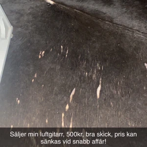 Luftgitarr  - Den är i bra skick, tredje strängen kan ibland behöva spännas åt. Det är en Yamaha från 2009 och säljer henne för att hon inte kommer till tillräckligt mycket användning för att vara värd att spara.