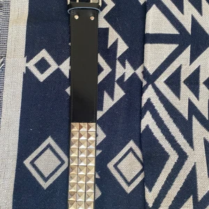 Svart bälte med silver nitar - Säljer helt ny svart bälte med nitar. Längd inkl.bältspänne: 96,5 cm; bred: 5 cm Kan skicka via post men då köparen står för frakt. 
