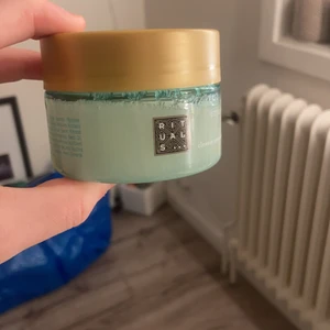 Ej öppnad Fick den i julklapp i år men t - Ej öppnad Fick den i julklapp i år men tycker inte om body Scrubs så säljer den här❤️