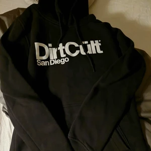 Dirt Cült Hoodie - Mycket sparsamt använd DirtCült hoodie. Använd ksk 10 ggr bara. Den är i storlek S men passar mer som en XS. Köpte för 599kr (600) men säljer för 400. 💗