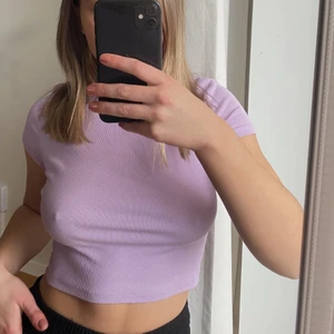 Lila ribbad t shirt  - Super fin lila ribbad t shirt som tyvärr inte kommit till användning, är i nyskick!