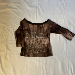 Babytee  - Fin baby-tee köpt secondhand passar mig med storlek s funkar både off shoulder och on shoulder hihi🤎