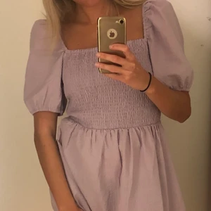 Lila sommarklänning HM - Säljer en lila sommarklänning med puffärm från HM. Slutsåld online. Storlek S💜