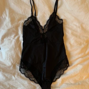 (OANVÄND) svart body - Säljer denna fina bodyn från Primark som tyvärr inte kommer till användning, NYSKICK!! 💞 köparen står för frakten men jag möter även upp i Lund💞 