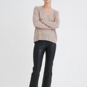 Inwear äkta skinnbyxa - För dig som gillar kvalitet och hållbarhet. Underbara äkta skinnbyxor i stretch från InWear, Cedar pant. Skinn som andas. Köpt på Hanzens i Umeå. Kostade 4400kr. Strl 38. Cedar pants. Kvalitetsbyxa som är klassisk och tidlös. Resår i midjan bak. Svarta. Använda vid ett enstaka tillfälle. 