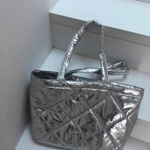 Handgjord tote bag - Handgjord tote bag i silver. Vadderad så väldigt stabil. 36x32x9 cm🤍🤍 finns mer på bernh.se