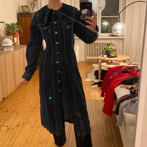 Ganni x Levis klänning - Ganni x Levis klänning i XS, använd ca 2 gånger