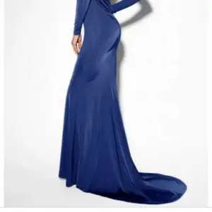 Otroligt fin marinblå klänning, med långt släp och öppen rygg från Rebecca Stella i storlek XS. Perfekt till studentbalen kanske! Inköpt 2018, använd fåtal gånger och den är i jättefint skick. 