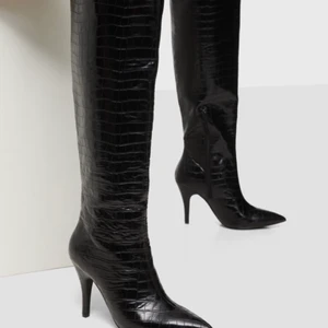 Potion under knee boot stl.38 - (Bilden ovan är lånad från Nellys egna hemsida).                Säljer mina skit snygga skor från Nelly, detta för att dem inte kommer till använding. Dem är aldrig använda och är helt nya. Säljer endast vid bra bud ☺️ nypris: 699kr