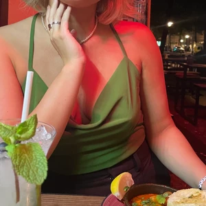 Topp från zara - Slutsåld topp från zara med korsade band vi ryggen. Säljer då jag inte får användning av den🥰 Storlek S