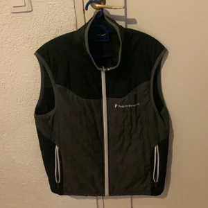 Peak Performance väst. In-och utsida. - Nypris 1499kr. 100% äkta. In- och utsida. Utmärkt skick.