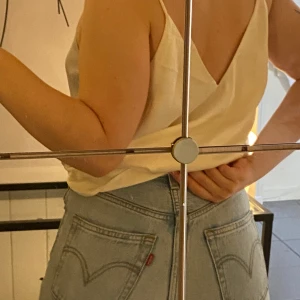 Satinlinne🤍 - Superfint linne i satin i bra skick🤍 jättefin i ryggen! vid snabb affär bjuder jag på halva frakten!❤️‍🔥 