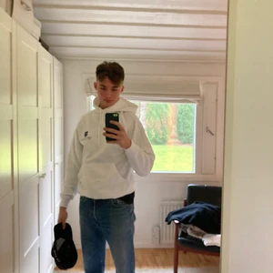 Vintage vit hoodie - Litet märke på magen, inget som syns