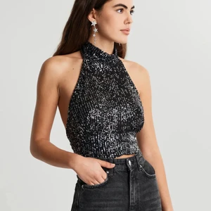 Glittertopp från Gina Tricot - Glittrig topp med öppen rygg från Gina, storlek XS/S. Endast använd en gång, nyskick!
