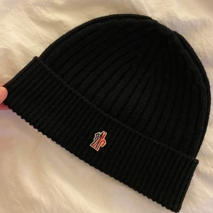moncler mössa - grenoble kollektionen  - En såså skön monclermössa köpt på NK i Göteborg i september 2021 för 1999kr. Vill bli av med den då den bara kommit till användning ett fåtal gånger och inte riktigt är min stil längre. Har tyvärr inget kvitto då det var en tidig julklappspresent inför vintern, men önskas det fler bilder är det bara att höra av sig! Dammodell men funkar även på killar, ser inte alls konstigt ut. Pris kan absolut diskuteras! 🤍