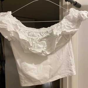 Zara topp - Jättefin topp från zara med en sorts volang på toppen, lite ”bubbligt”, strl M, skriv privat vid frågor💞