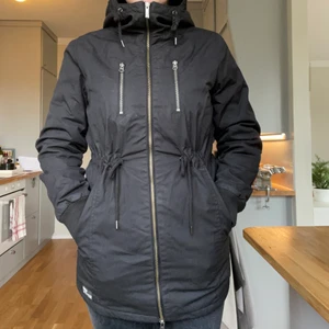 Svart Vinterjacka från Warp - Jacka köpt på stadium för många år sen. Fint men använt skick. Strl 38. Vaddering av polyester. Optimal när det är mildare vinterväder. 