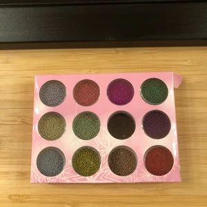 Glitter - Glitter i form av små kulor, passar när man ska måla naglarna eller också till pyssel. 10kr/st eller 3 för 2:)