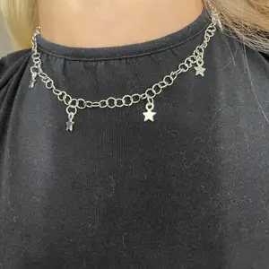 Handgjort silvrigt kedje halsband med stjärnor ⭐️ justerbar