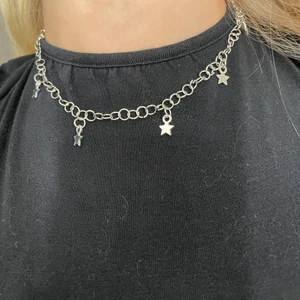 Kedje halsband med stjärnor ⭐️🤍✨⭐️🤍⚡️ - Handgjort silvrigt kedje halsband med stjärnor ⭐️ justerbar