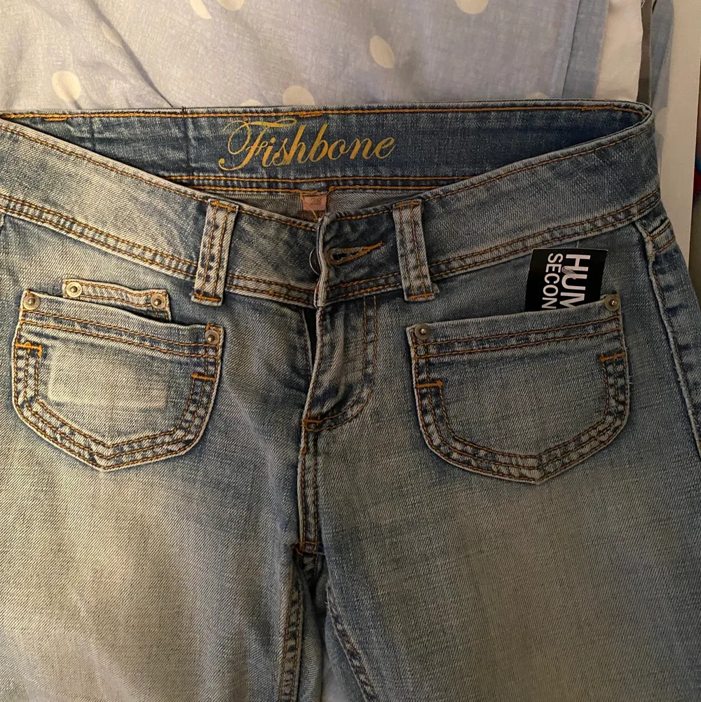 Säljer dessa y2k lågmidjade vintage jeans som jag köpte igår men jag ångra mig. Dom sitter verkligen superfint.💗 BUD: 420. Jeans & Byxor.