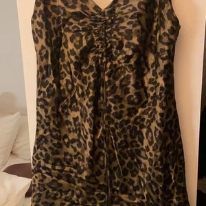 Zara klänning, strl S - Sjukt fin klänning från Zara i satin. Använd endast 1 gång.⚡️