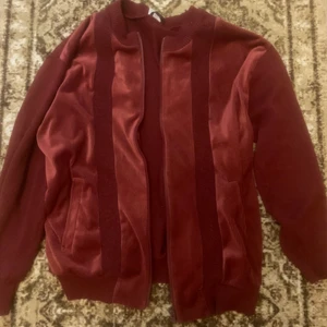 Vin röd kofta - Väldigt snygg vintage vin röd kofta, har använt typ en gång bra skick och varm:)