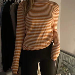 Randig tröja - Randig tröja i orange vit. Så fin och i nyskick!! Skriv för frågor.