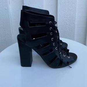 TIAMO Heels  - Svarta skor från Scorett 👠 Storlek 37, i bra skick förutom ett liten märke på klacken bak.  Se på bilderna 📸