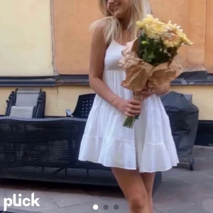 Zara klänning - Säljer gärna denhär populära zara klänningen vid bra bud. Den är slut på hemsidan💗 storleken är XS men sitter ungefär som en S. Finns axelband på både den vita och den svarta så passformen kan justeras🧸 den är helt oanvänd