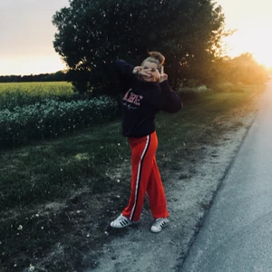 Byxor - Jättefina och sköna byxor. Använt ett fåtal gånger och är i väldigt bra skick. Köparen står för frakt 