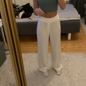 Kostymbyxor  - Vita kostymbyxor från bikbok i strlk 36. Byxorna är ganska tunna så dom skulle va perfekta till våren/sommaren! Aldrig använda ändats testade, köparen står för frakten🤍