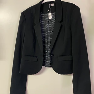 Croppad blazer - Kort croppad blazer från hm i storlek S. Frakt tillkommer 