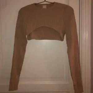 Populär superfin beige ribbad halvtröja ifrån H&M!! 🤍🤍🤎🤎 Endast använd 1 gång, jättebra skick, 120 + frakt!! 🙌🙌🤍🤎