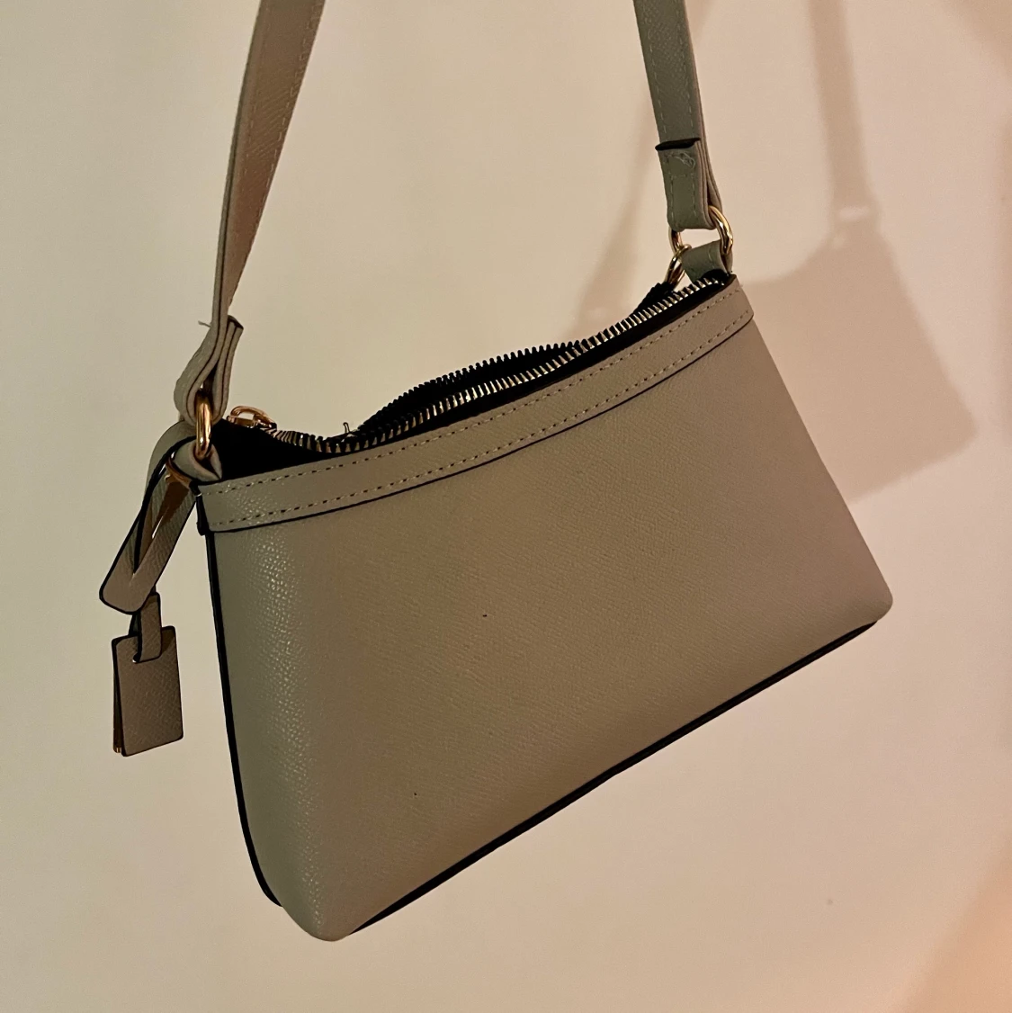 Grå väska med kedja - 90